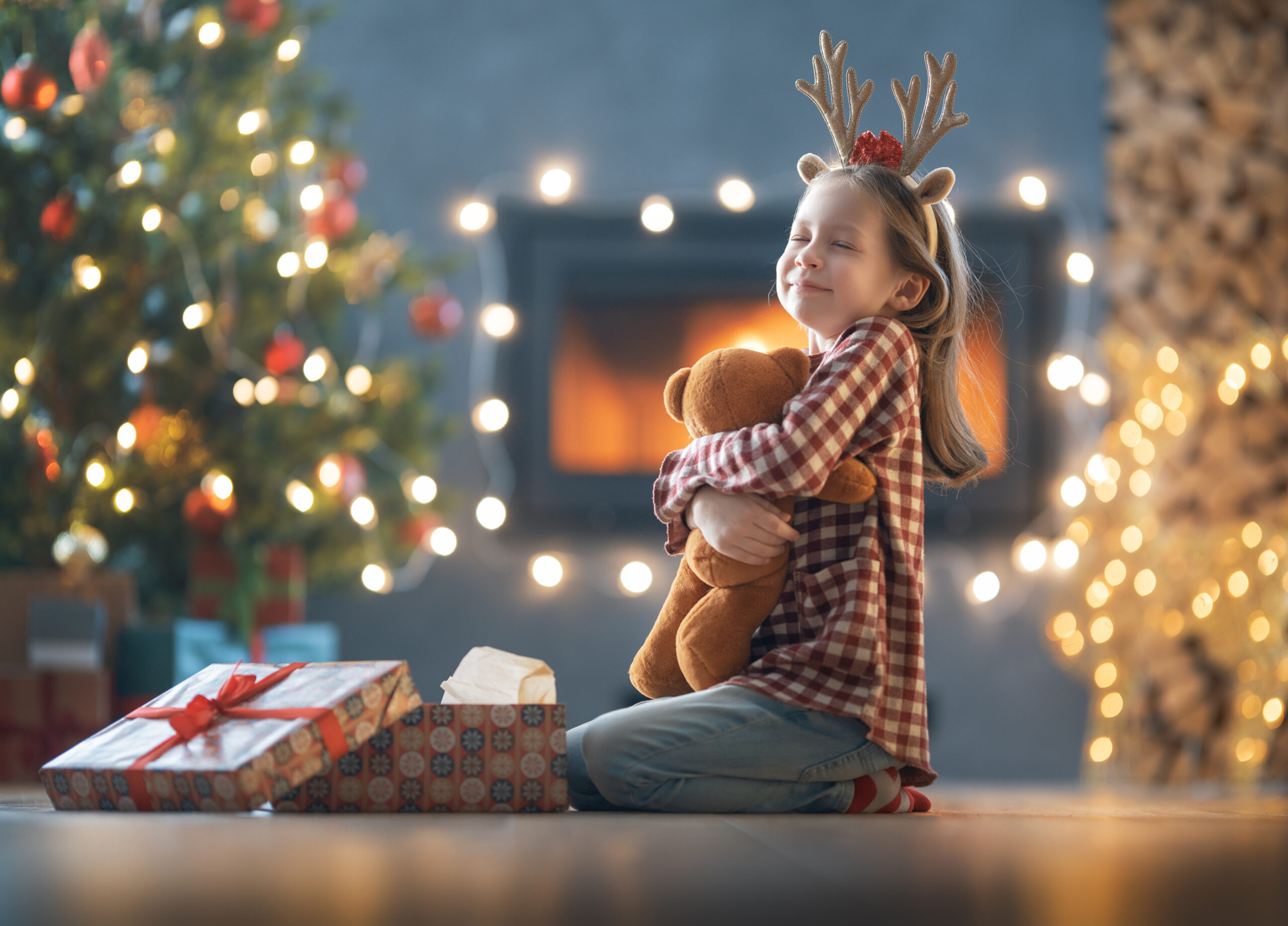 Mädchen freut sich über ein Weihnachtsgeschenk.