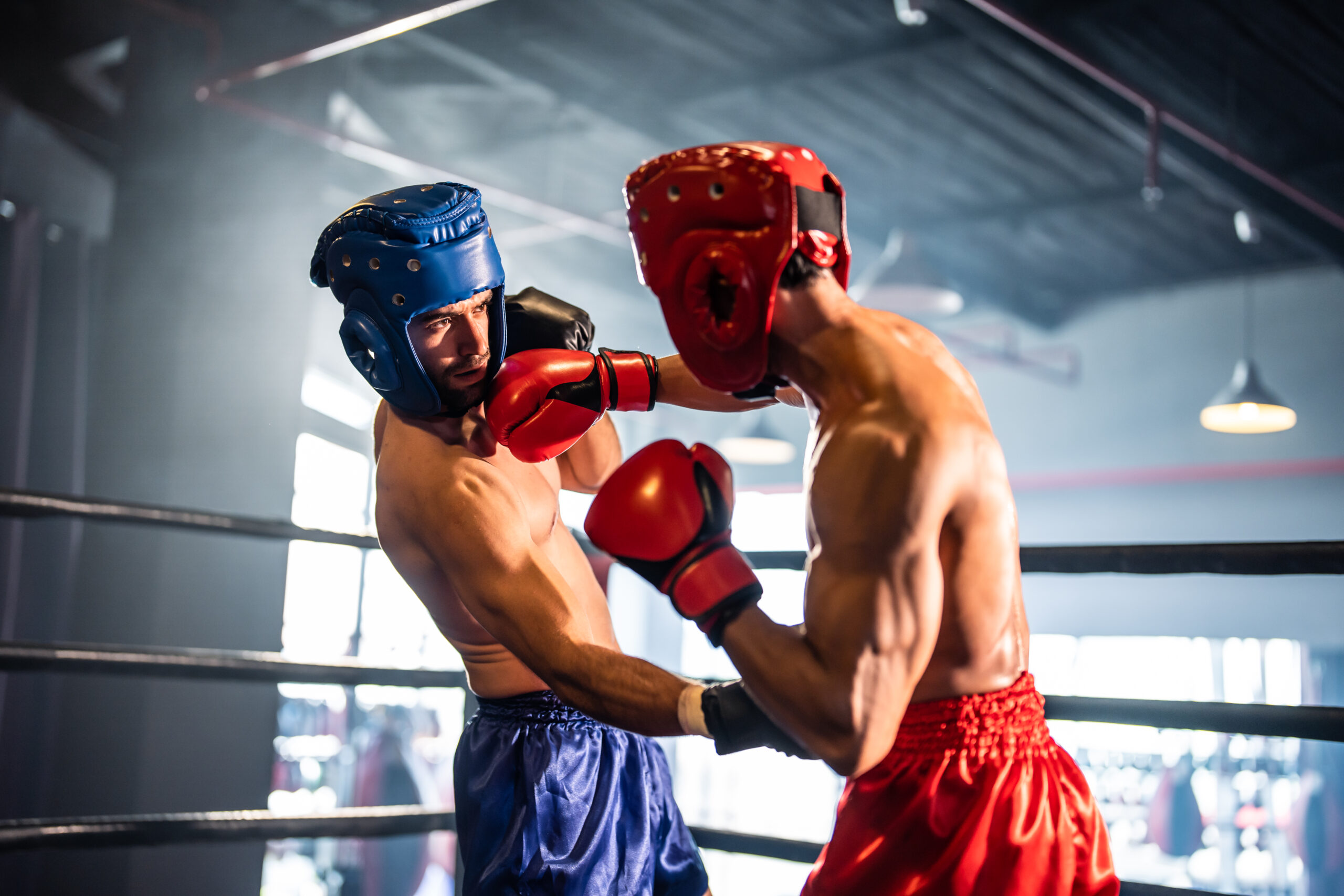 Zwei junge Boxer stehen um Ring und kämpfen.