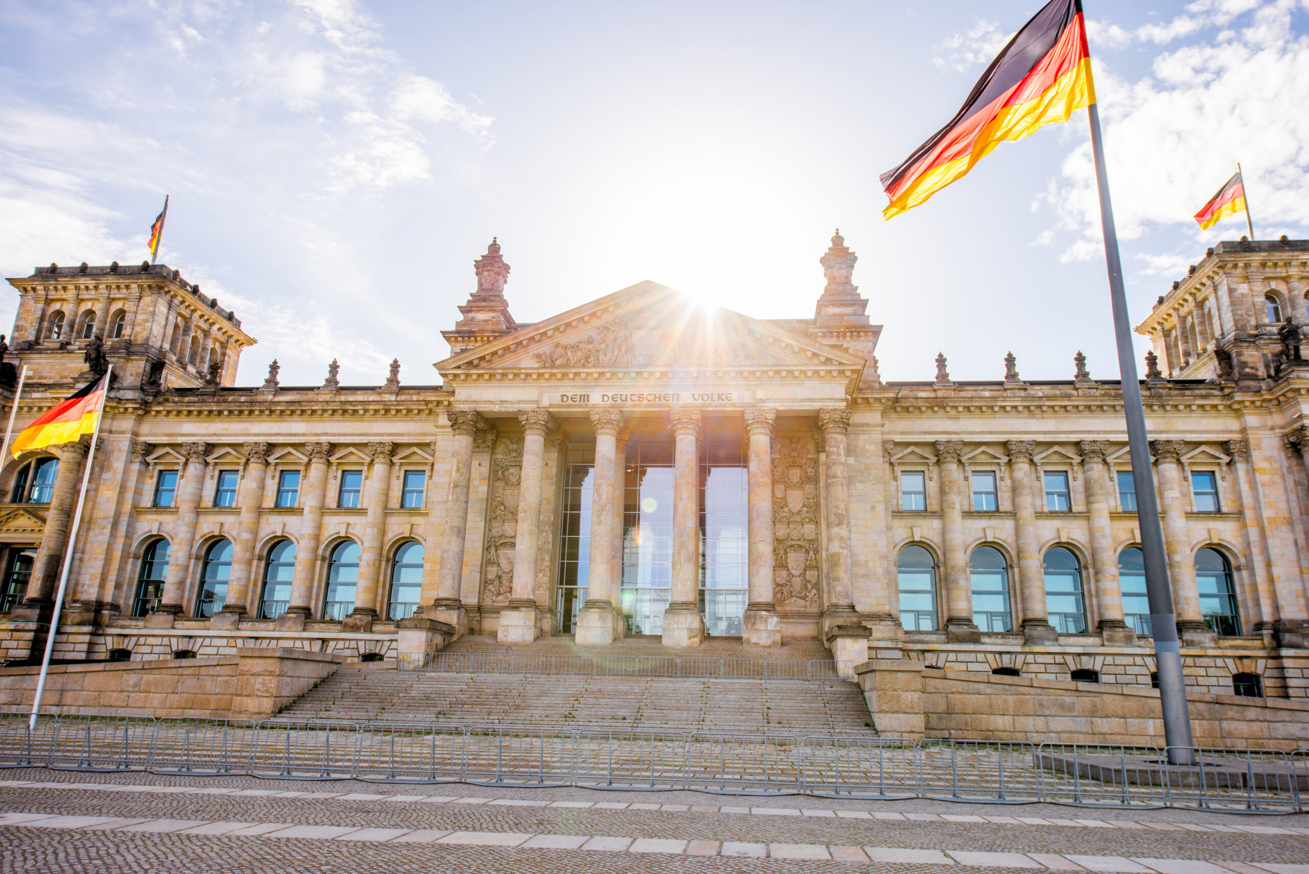 Front des deutschen Bundestagsgebäude in Berlin. Fotografiert im strahlenden Sonnenschein.