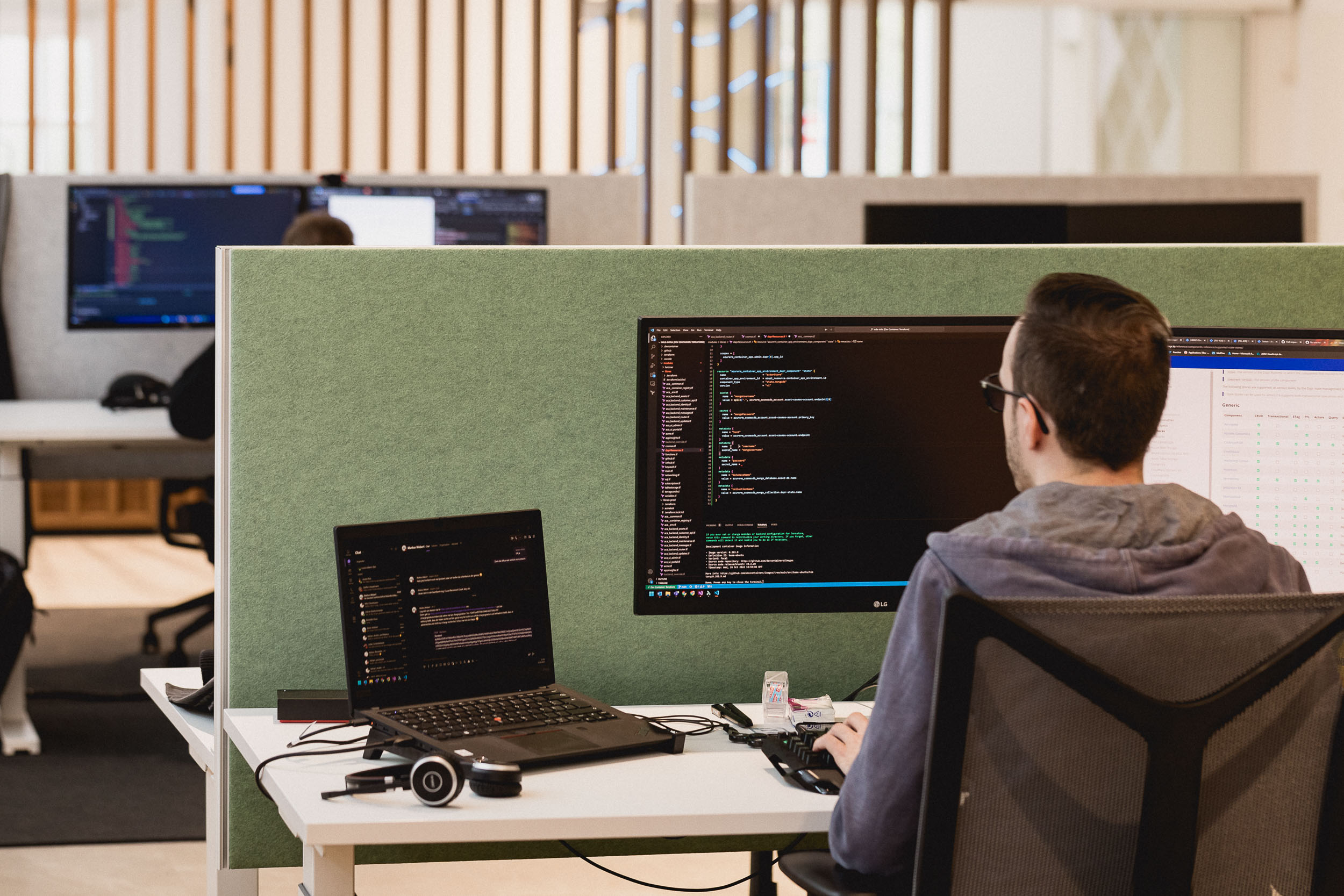 Mitarbeiter sitzt an einem Schreibtisch vor seinem Computer-Monitor